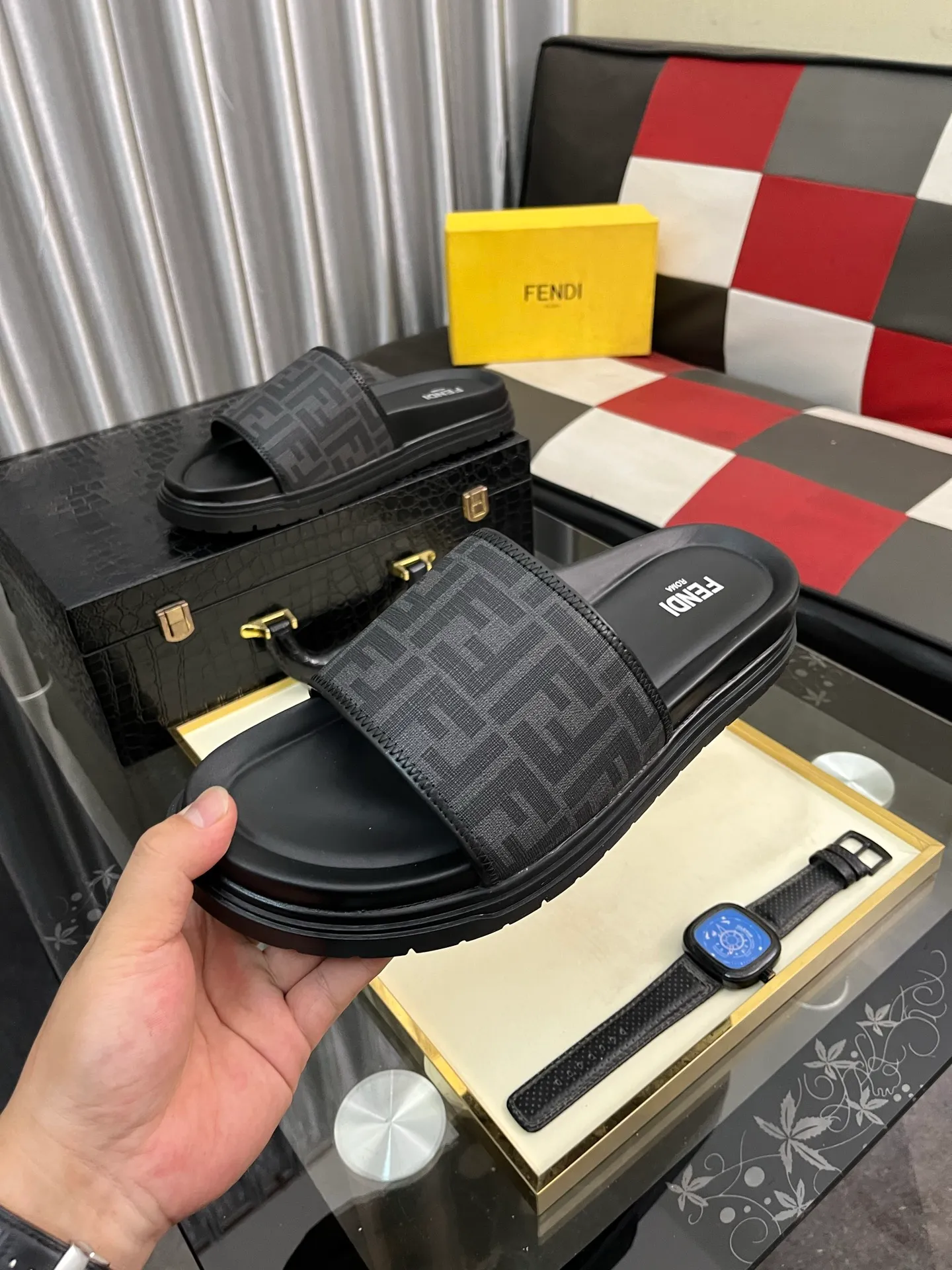 Men's men's shoes💰320⌚️⌚️FENDI Fendi slippers and sandals are shipped💄How can this summer be without the blessing of little monsters💄Original imported special hardware decorative pattern➕Original private model outsole! Details determine success or failure, good quality is not afraid of magnifying details! It feels super comfortable on your feet! This summer you need a pair of trendy, cool and comfortable sandals👣 Standard size: 38-443️⃣Colors available
